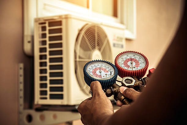 Professional Hvac technician working in Valparaiso, FL
